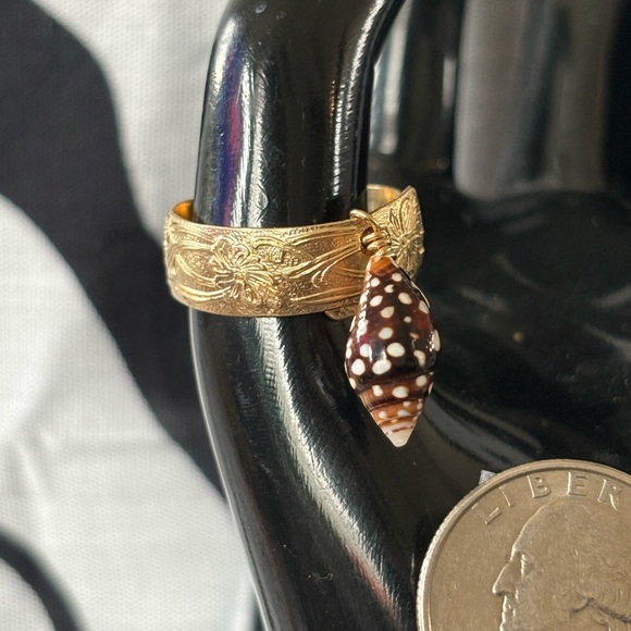 97. Shell and heirloom ring - Picture 2 of 2